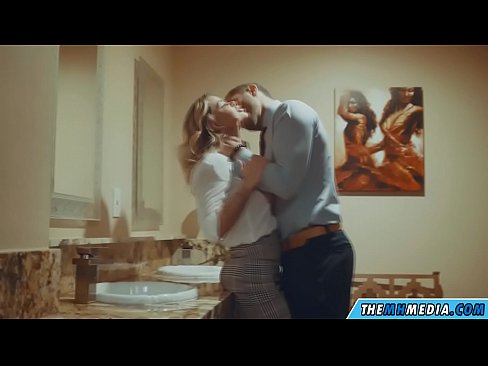 ❤️ Wann eng Busty Blond Iech an engem ëffentlechen Toilette verféiert ️ Just Porno bei eis ☑